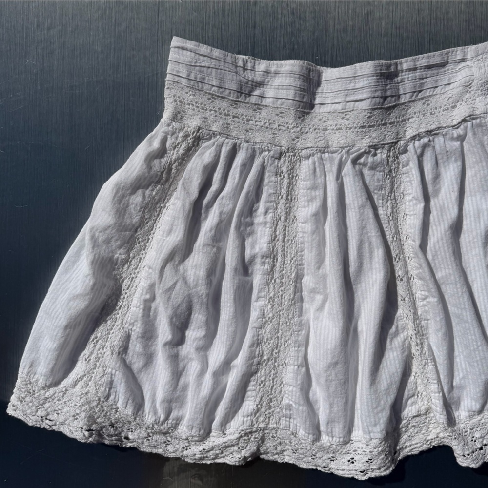 Vintage American Eagle Outfitters White Skirt with Lace Details